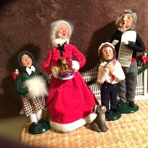 Byer choice Carolers set of 5 plus dog and fence